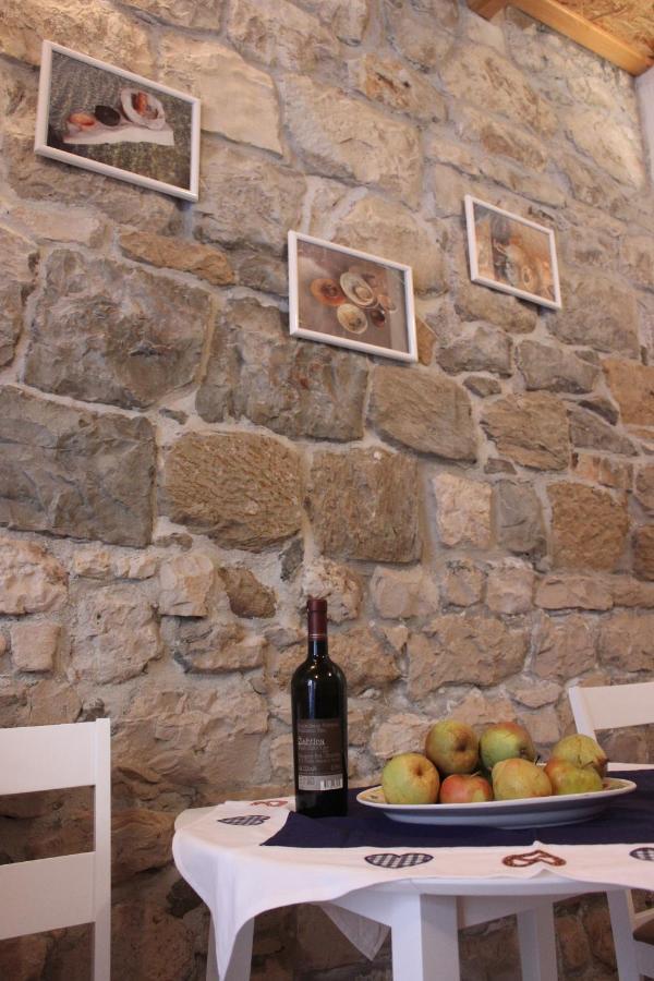 Lira - Trogir